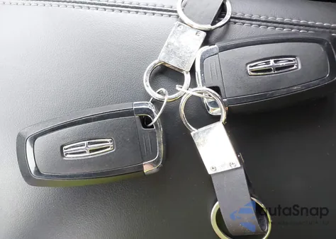 2022 Lincoln Corsair Standard z USA, uszkodzony, nr VIN 5LMCJ1D9XNUL12621